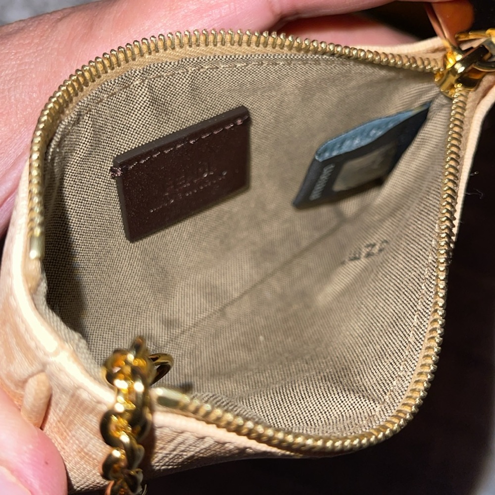 Fendi Preloved Coín key purse excellent condition color beige. - Picture 7 of 8